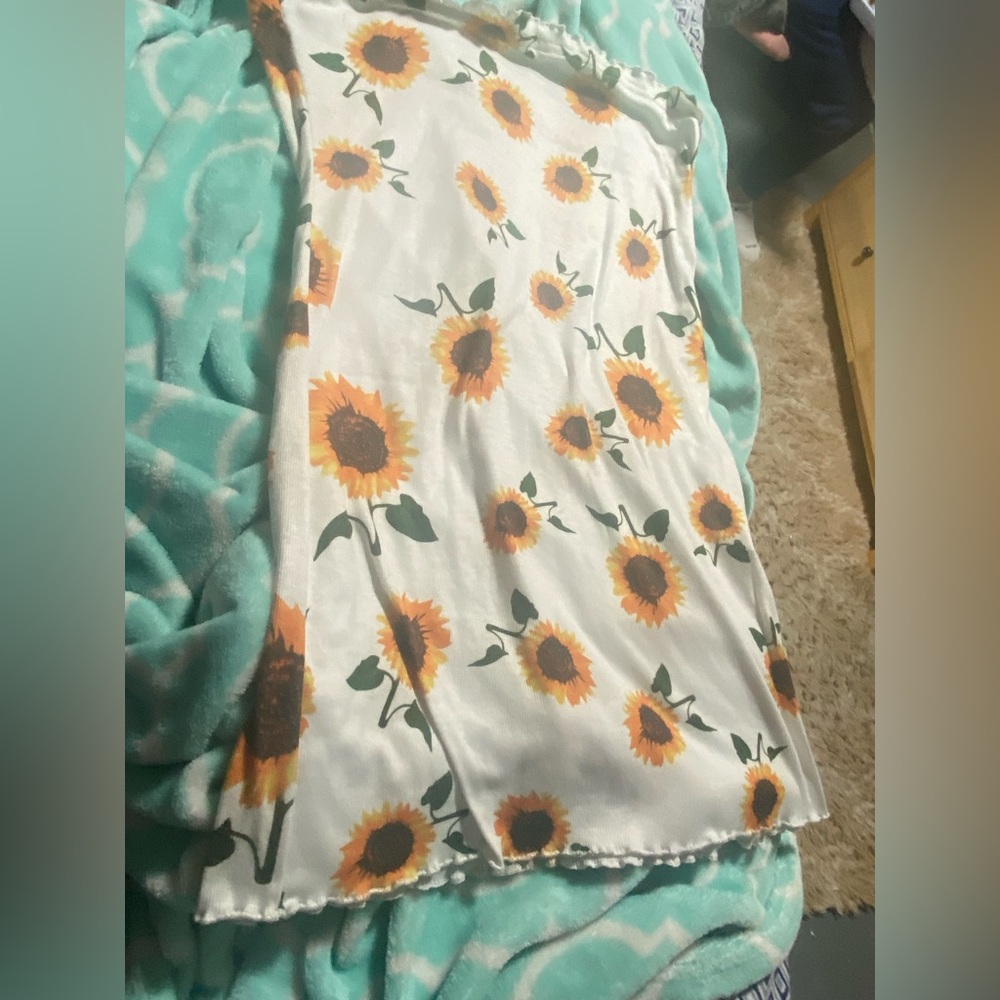 White  dress with sun flowers